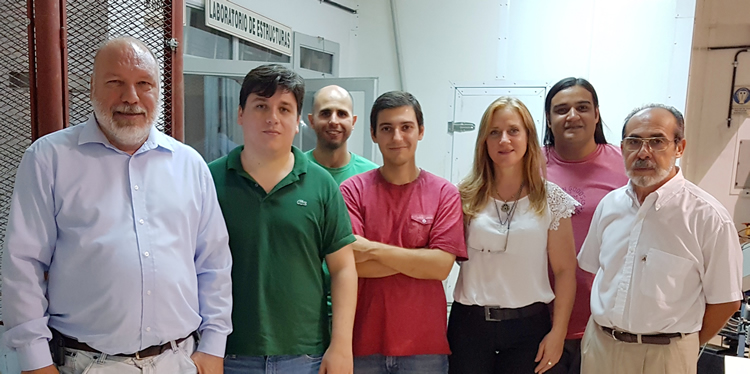 Foto: De derecha a Izquierda: Ing. Héctor R. Retamal, Lautaro J. Alza, Mg. Ing. María Inés Schierloh, Fernando Tauber, Agustí Graziani, Ing. Lázaro D. Deusich, Ing. Roberto F. Souchetti.